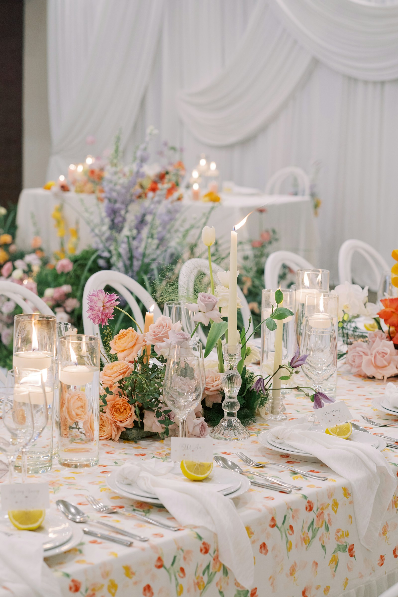 Mesa de boda con flores y luz cálida