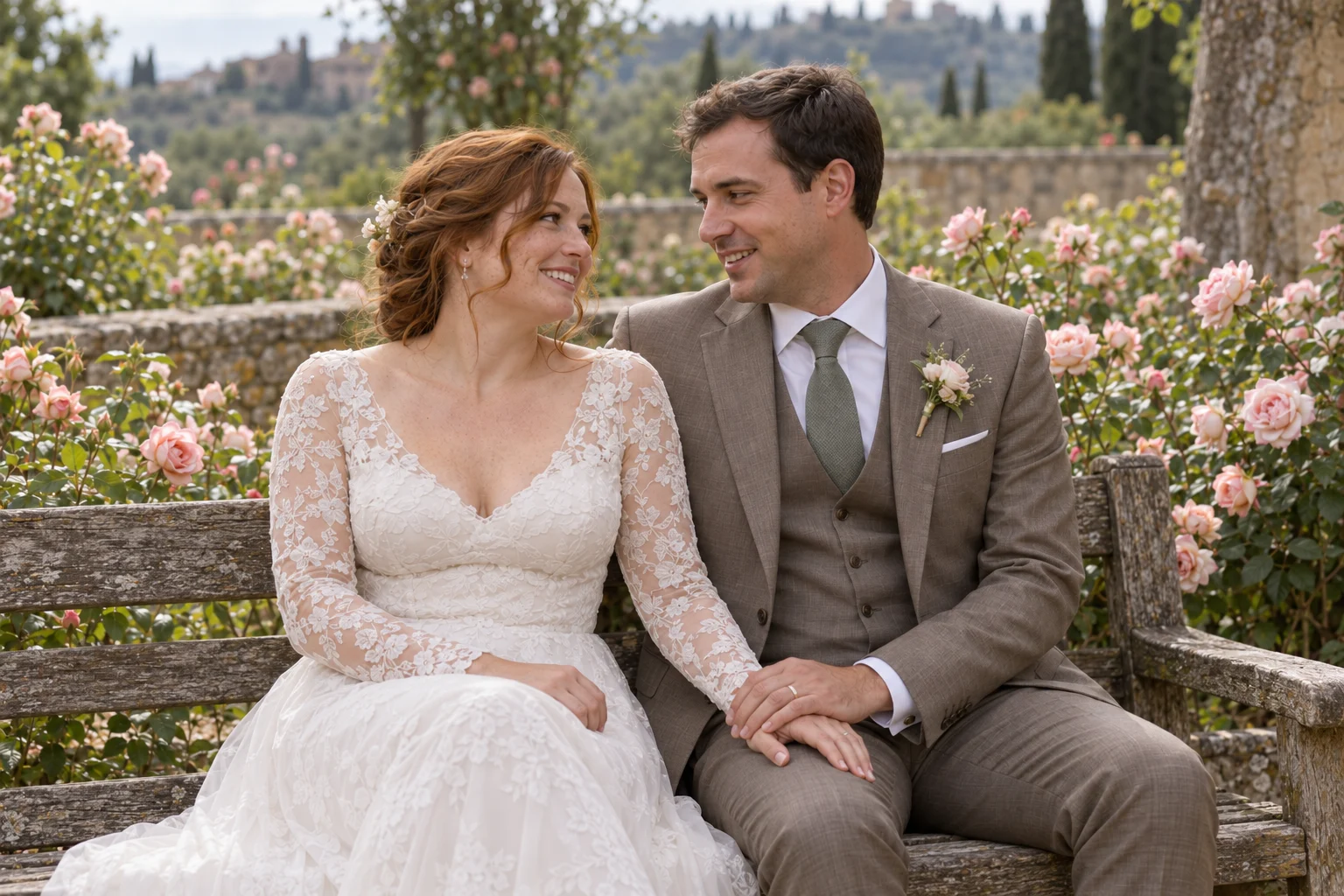 Cristina & Jose comparten una sonrisa en un banco del jardín
